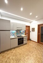 Camera Deluxe, balcone, vista giardino, Atrani | Shared kitchen | Fridge, microwave, stovetop, cookware/dishes/utensils