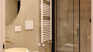 Douche, sèche-cheveux, serviettes fournies, savon