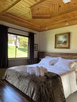 Chalet, näköala puutarhaan | Tallelokero huoneessa, silitysrauta/-lauta, ilmainen Wi-Fi