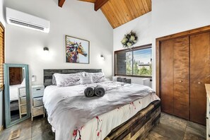 4 bedrooms, iron/ironing board, free WiFi, bed sheets - Location! SHARC is a skip away! (Sunriver)