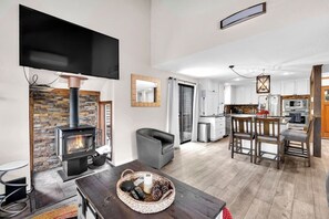 Interior - Location! SHARC is a skip away! (Sunriver)