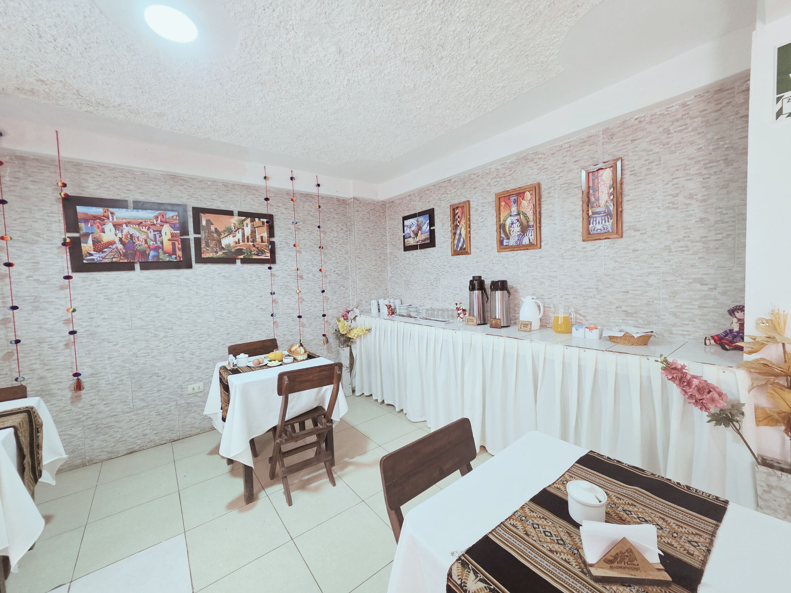 Comedor con mesas, sillas y una mesa de buffet.
