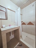 Habitación familiar | Baño | Toallas, jabón, champú y papel higiénico
