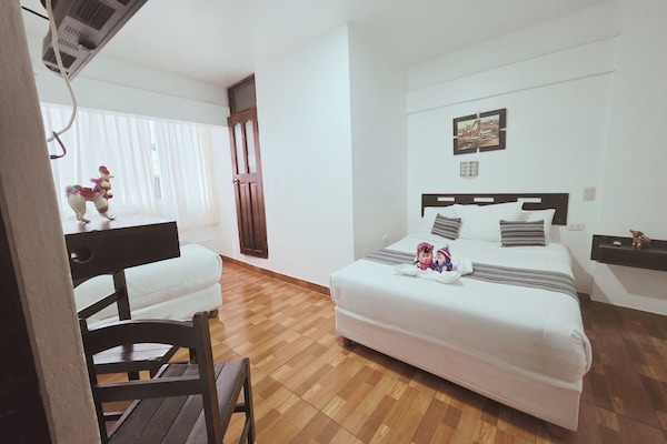 Family Room | Desk, laptop workspace, free WiFi