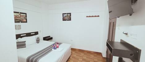 Comfort Room | Desk, laptop workspace, free WiFi