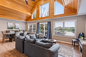 Smart TV, video games - The Nittany Cabin (Blakeslee)