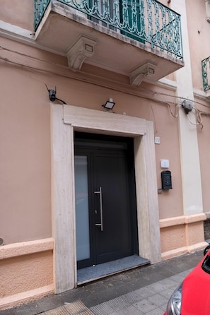 Exterior detail - Family apartment with garden in the center of Bari (Bari)