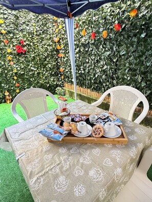 Outdoor dining - Family apartment with garden in the center of Bari (Bari)