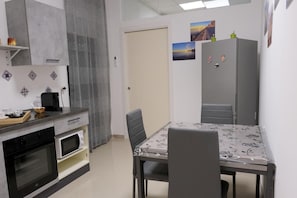 Fridge, microwave, oven, stovetop - Family apartment with garden in the center of Bari (Bari)