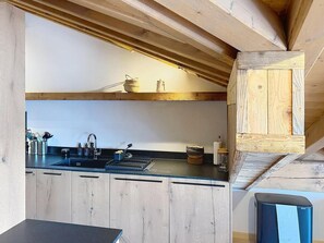 Private kitchen - Chalet, 300m from ski slopes, balcony, fireplace or stove, parking, ski locker, 140m², La Rosière (Montvalezan)