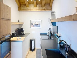 Wasserkocher mit Kaffee-/Teezubehör, Kühlschrank, Ofen, Geschirrspüler