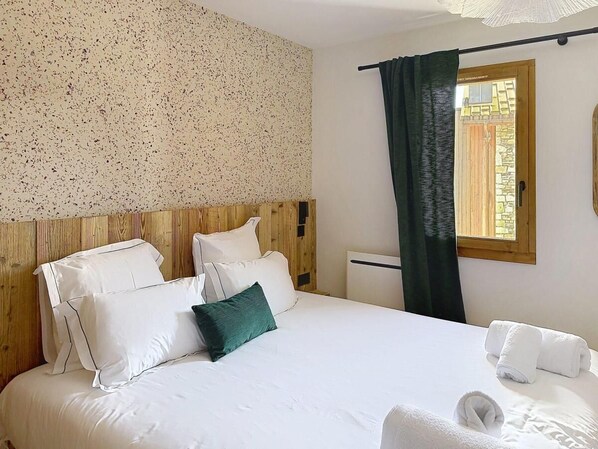 Room - Chalet, 300m from ski slopes, balcony, fireplace or stove, parking, ski locker, 140m², La Rosière (Montvalezan)