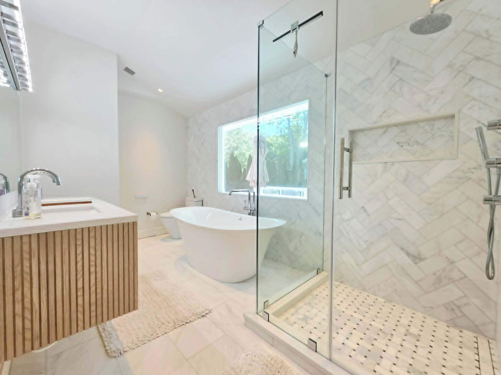 Douche, bidet, serviettes fournies, savon