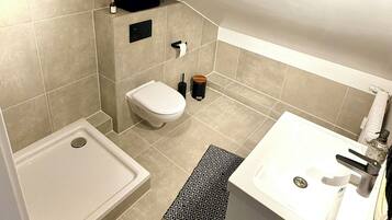 Dusche, Haartrockner, Handtücher, Seife