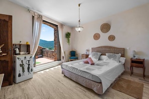 WiFi, bed sheets - Bed and Breakfast 'Chambre Bohème' with Sea View, Wi-Fi and Air Conditioning (Hyères)