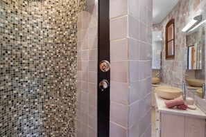 Shower, hair dryer, towels - Bed and Breakfast 'Chambre Bohème' with Sea View, Wi-Fi and Air Conditioning (Hyères)