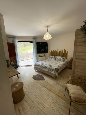 WiFi, bed sheets - Bed and Breakfast 'Chambre Nature' with Shared Pool, Shared Garden and Wi-Fi (Hyères)