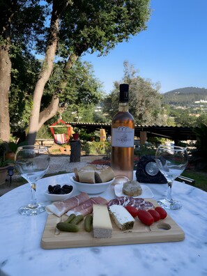 Outdoor dining - Bed and Breakfast 'Chambre Nature' with Shared Pool, Shared Garden and Wi-Fi (Hyères)