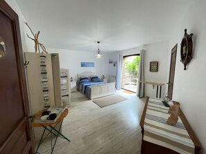 WiFi - Bed and Breakfast 'Chambre Mer' with Shared Pool, Shared Garden and Wi-Fi (Hyères)