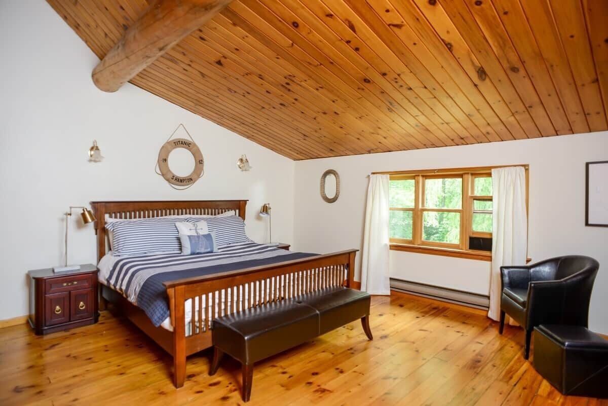 Tabla de planchar con plancha, wifi, ropa de cama