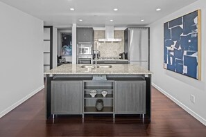 Fridge, microwave, oven, stovetop - Waterfalls Hotel Ultra-Modern King Suite (Victoria)