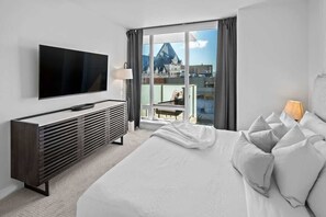 1 bedroom, iron/ironing board, WiFi, bed sheets - Waterfalls Hotel Ultra-Modern King Suite (Victoria)