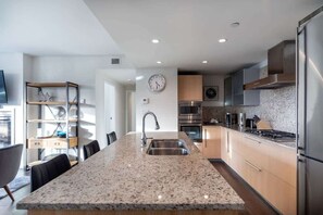 Fridge, microwave, oven, stovetop - Waterfalls Hotel Luxury Suite (Victoria)