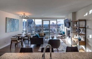 TV, fireplace, offices - Waterfalls Hotel Luxury Suite (Victoria)