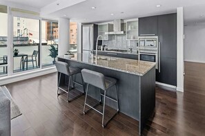 Fridge, microwave, stovetop, dishwasher - Waterfalls Luxury King Suite w/Pool/Hot tub/Gym (Victoria)