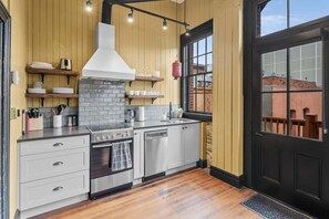 Private kitchen - Fan Tan Hotel Historical Suite (Victoria)