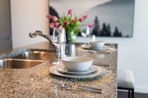 Dining - Waterfalls Hotel Sophisticated King Suite (Victoria)