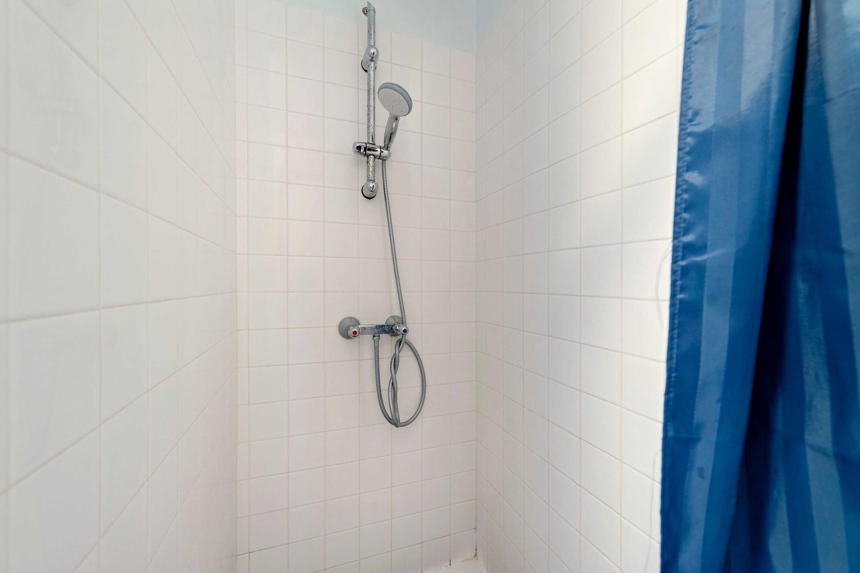 Een douche, een haardroger, handdoeken