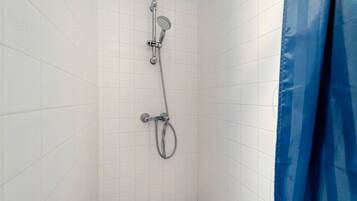 Een douche, een haardroger, handdoeken