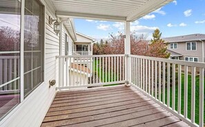 Property grounds - Charming 3-bedroom condo with AC in lovely Oshkosh near EAA (Oshkosh)