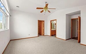 Interior - Charming 3-bedroom condo with AC in lovely Oshkosh near EAA (Oshkosh)