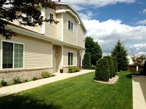 Exterior - Charming 3-bedroom condo with AC in lovely Oshkosh near EAA (Oshkosh)