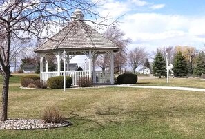 Property grounds - Charming 3-bedroom condo with AC in lovely Oshkosh near EAA (Oshkosh)