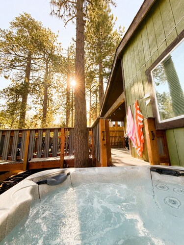 3bdr Modern Family House - Spa, Playroom, Walkable, Pet-friendly