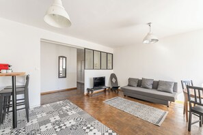 Living area - Large T4 refurbished - 3 bedrooms - Plein Centre (Marseille)