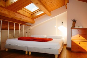 Schreibtisch, Reisekinderbett, kostenloses WLAN, Bettwäsche
