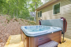 Outdoor spa tub - Large Home with Mountain View, Hot Tub and Sauna (McGaheysville)