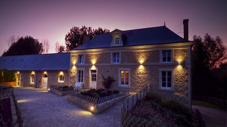 Exterior. Bed and Breakfast 'La Suite Le Moulin' with Shared Terrace, Shared Garden and Air Conditioning