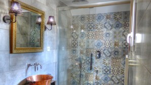 A bathroom with a glass-enclosed shower, a copper sink, and patterned tiles. - Bed and Breakfast 'La Suite Étoilée' with Shared Terrace, Shared Garden and Air Conditioning (Baugé-en-Anjou)