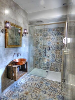 Shower, hair dryer, towels
