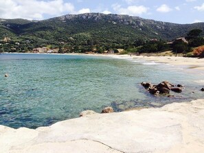 Plage, chaises longues