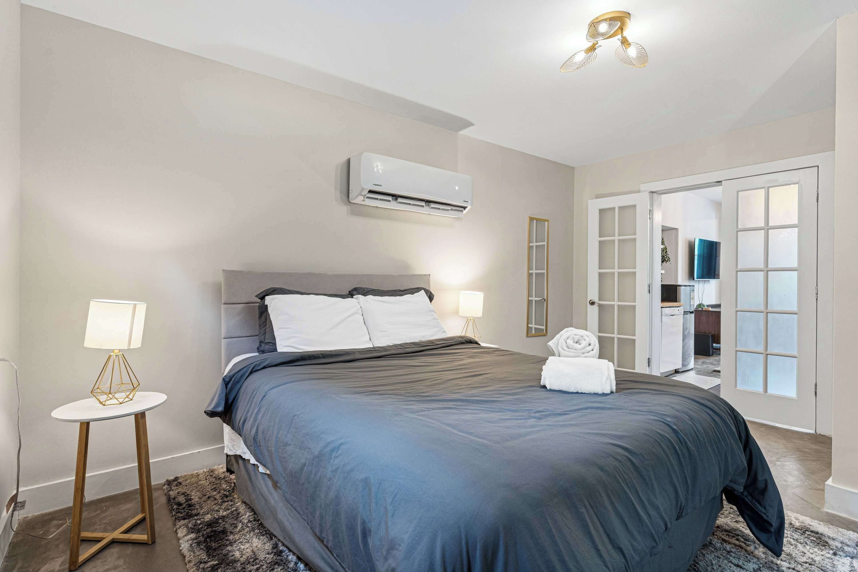 4 bedrooms, desk, iron/ironing board, travel cot