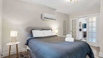 4 bedrooms, desk, iron/ironing board, travel cot