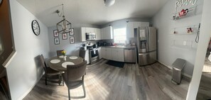 Private kitchen - Charming 3-bedroom house w/ AC in Kissimmee, nearby Disney, Walmart, Ross & more (Kissimmee)