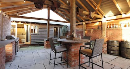 Rushmoor Retreat, Cosy with Outdoor Pizza Oven