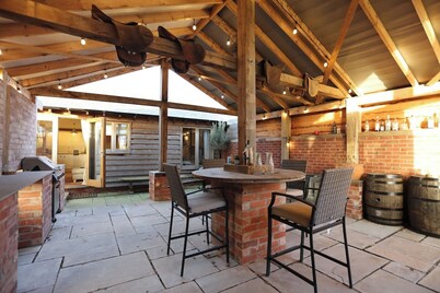 Rushmoor Retreat, Cosy with Outdoor Pizza Oven